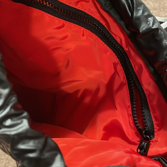 Zyia active quilted drawstring backpack.  Very good condition - Picture 4 of 6